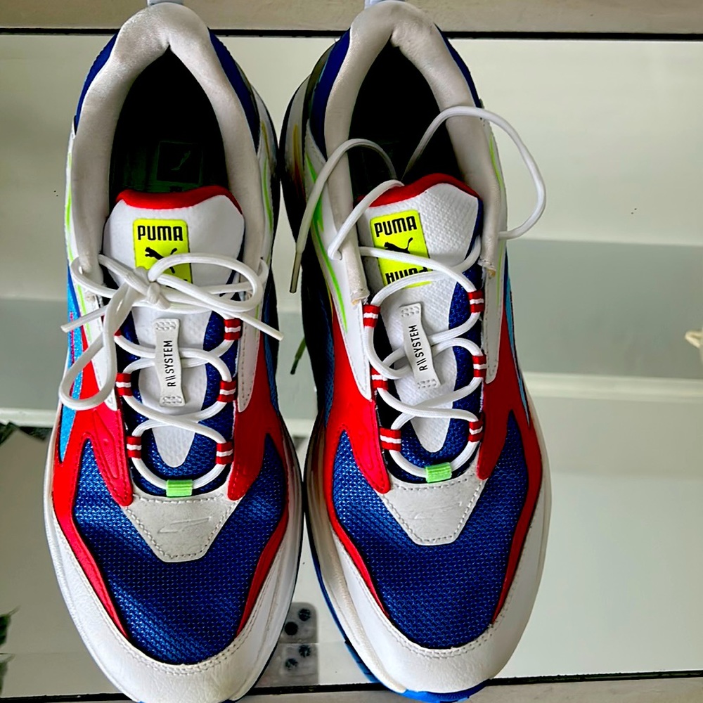 Pumas tennis shoes
